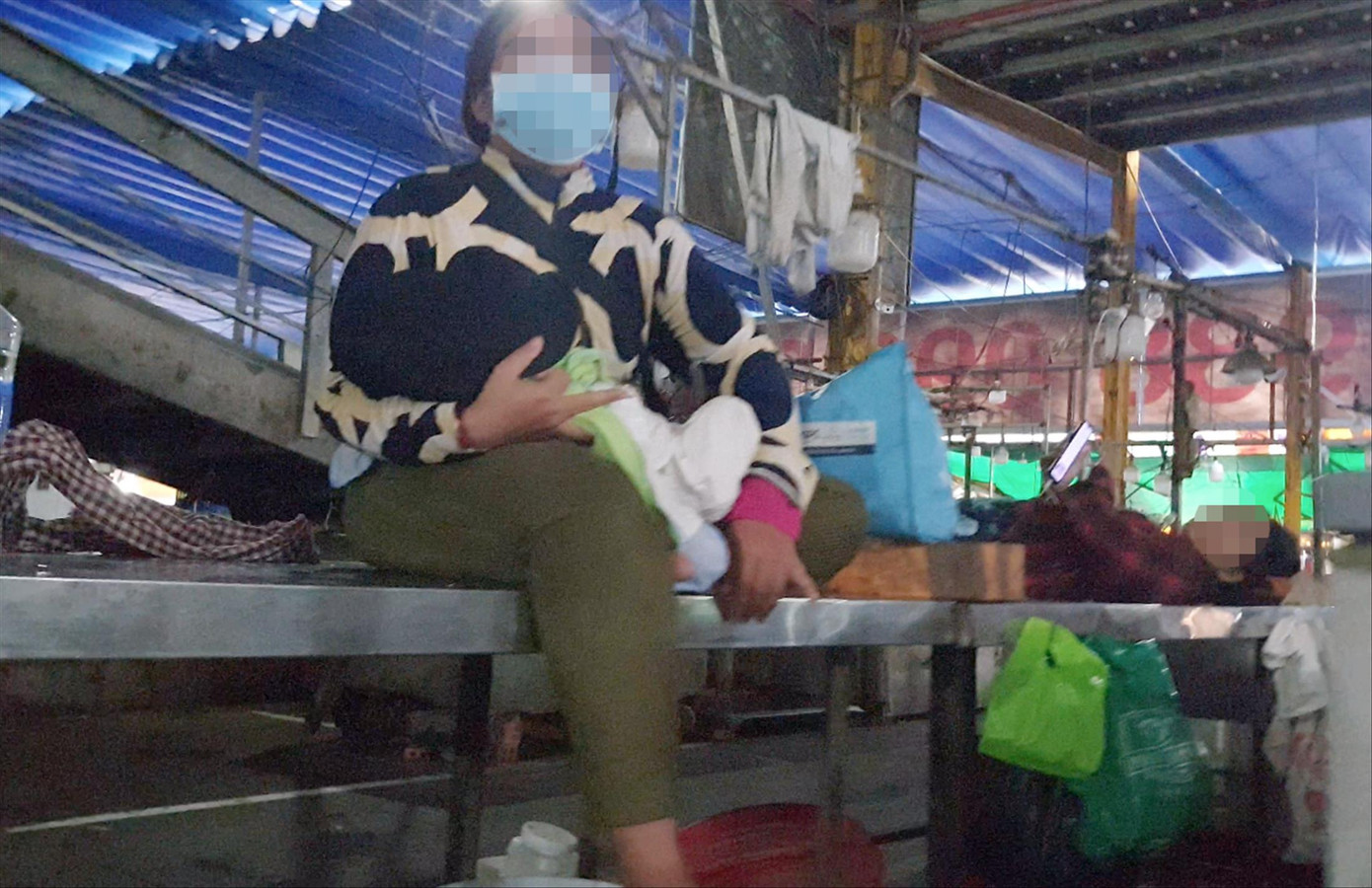 Trong khi những đứa trẻ ra đường ăn xin, bà S. (người ngồi) và bà N. nghỉ ngơi trong nhà lồng chợ. Ảnh: Thuận Nhàn. Trong khi những đứa trẻ ra đường ăn xin, bà S. (người ngồi) và bà N. nghỉ ngơi trong nhà lồng chợ. Ảnh: Thuận Nhàn.