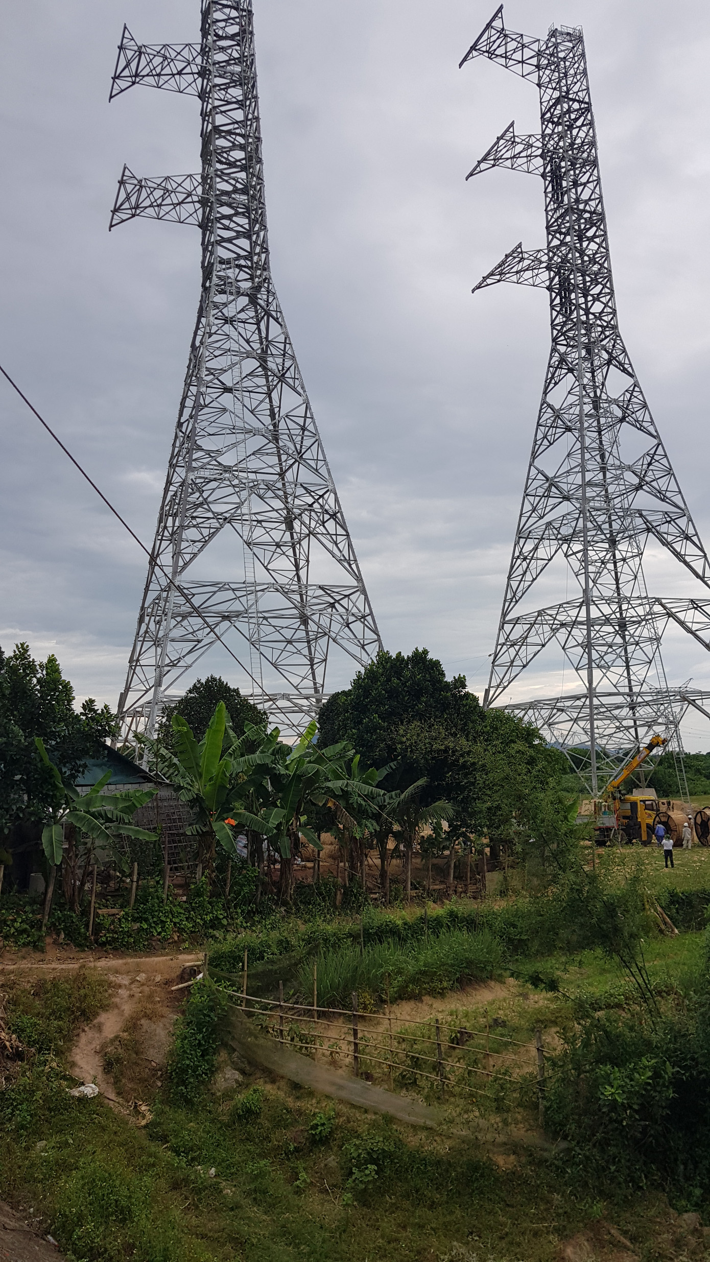 Hai cột trụ điện 500 kV bên nhà ông Hậu sắp kéo dây. Hai cột trụ điện 500 kV bên nhà ông Hậu sắp kéo dây.