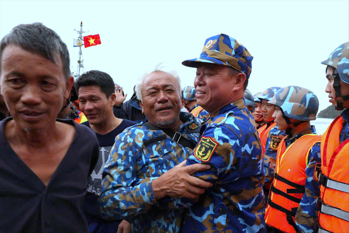 Niềm vui của người dân gặp nạn trên biển và Bộ đội Hải quân khi tàu cập bờ sau hành trình tìm kiếm cứu nạn trong bão số 3.