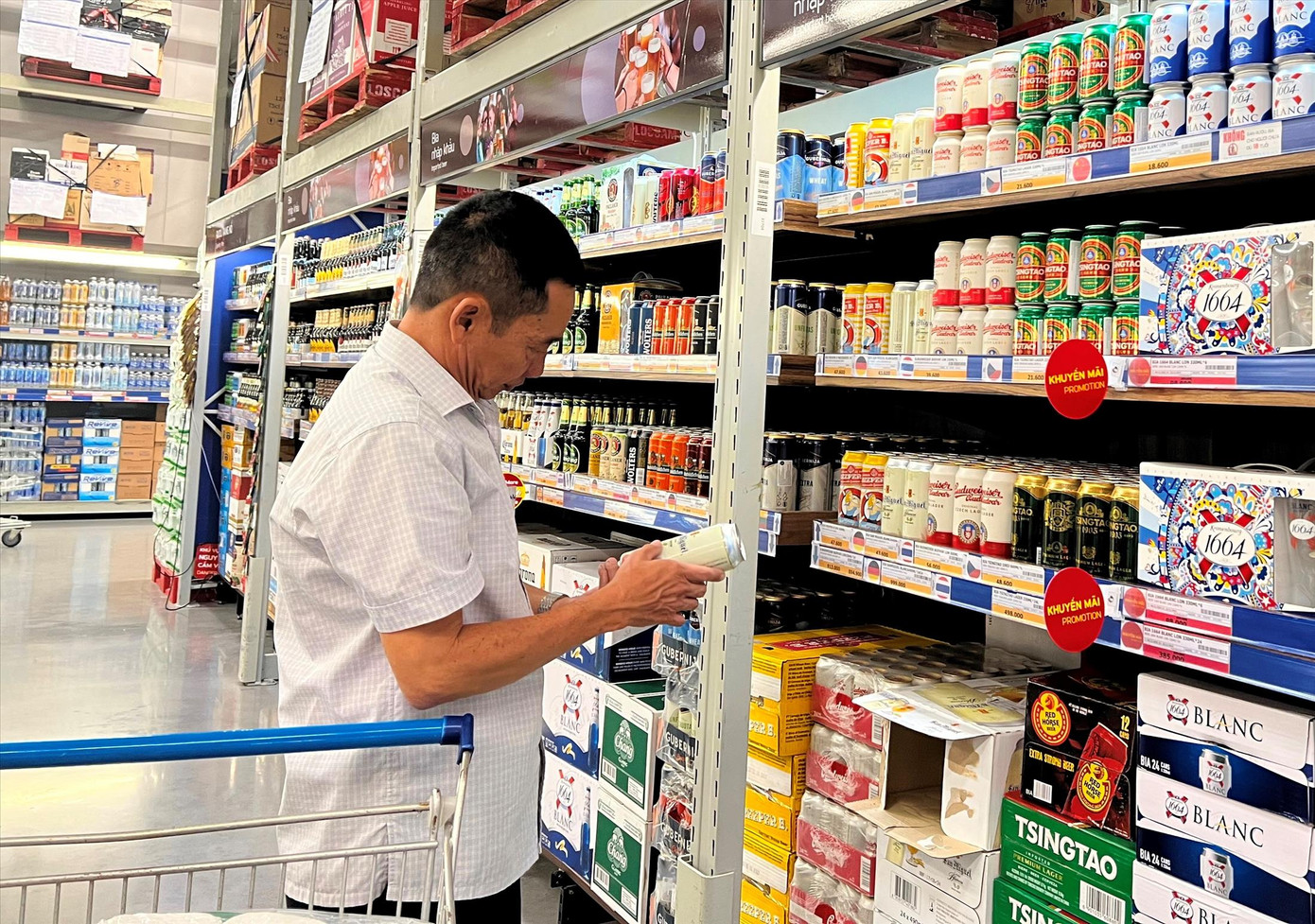 Khách hàng tham khảo bia có nồng độ cồn thấp hoặc nước trái cây lên men để thưởng thức dịp Tết. Ảnh: U.P