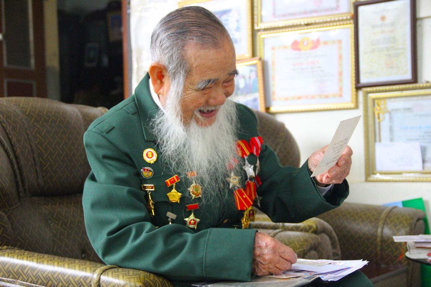 Nhà báo Nguyễn Thế Viên bên những kỷ vật thời chiến Nhà báo Nguyễn Thế Viên bên những kỷ vật thời chiến