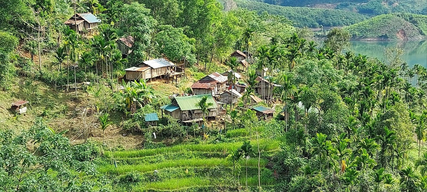 Người dân Kon Tum quay về làng cũ sinh sống. Ảnh: Thái Lâm