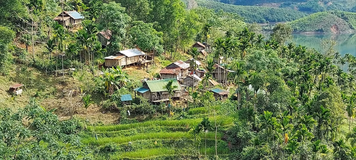 Người dân Kon Tum quay về làng cũ sinh sống. Ảnh: Thái Lâm