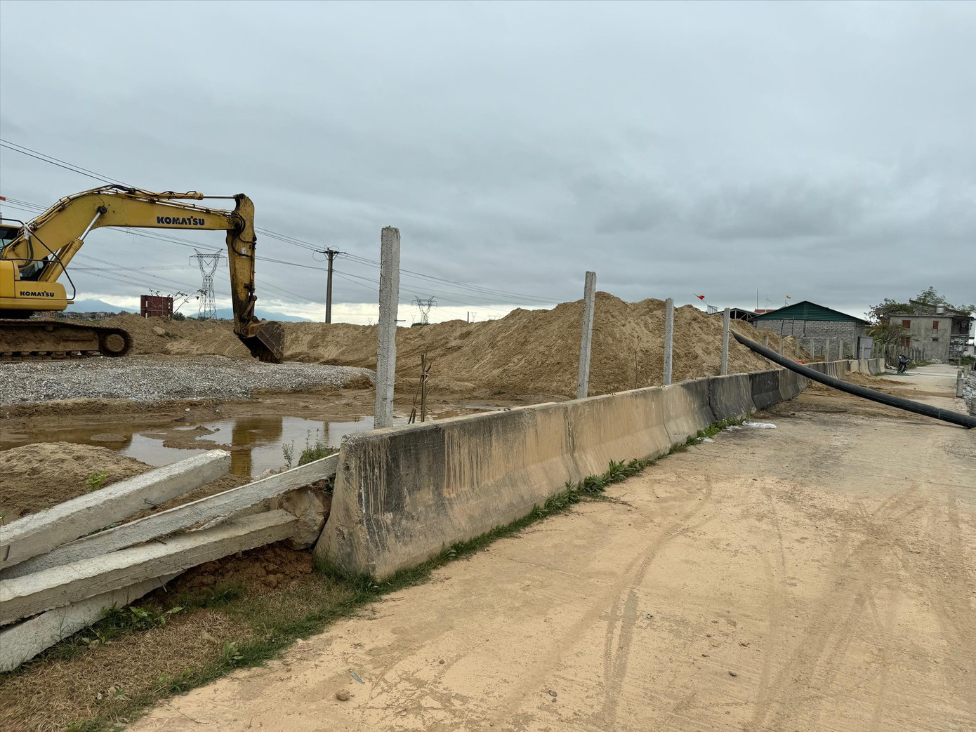 Bãi tập kết cát tại xã Quảng Hòa gây ô nhiễm môi trường Bãi tập kết cát tại xã Quảng Hòa gây ô nhiễm môi trường