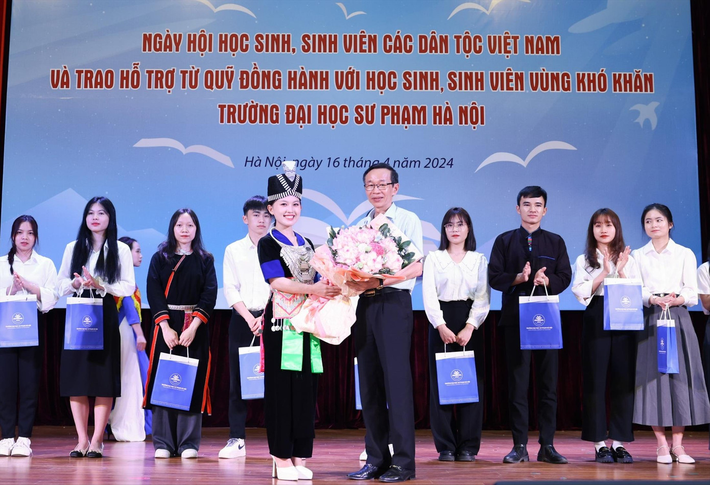 Xồng Vi Va (hàng trên cùng bên trái) tặng hoa cảm ơn GS.TS Nguyễn Văn Minh, Hiệu trưởng Trường ĐH Sư phạm Hà Nội. Ảnh: Diệp An Xồng Vi Va (hàng trên cùng bên trái) tặng hoa cảm ơn GS.TS Nguyễn Văn Minh, Hiệu trưởng Trường ĐH Sư phạm Hà Nội. Ảnh: Diệp An