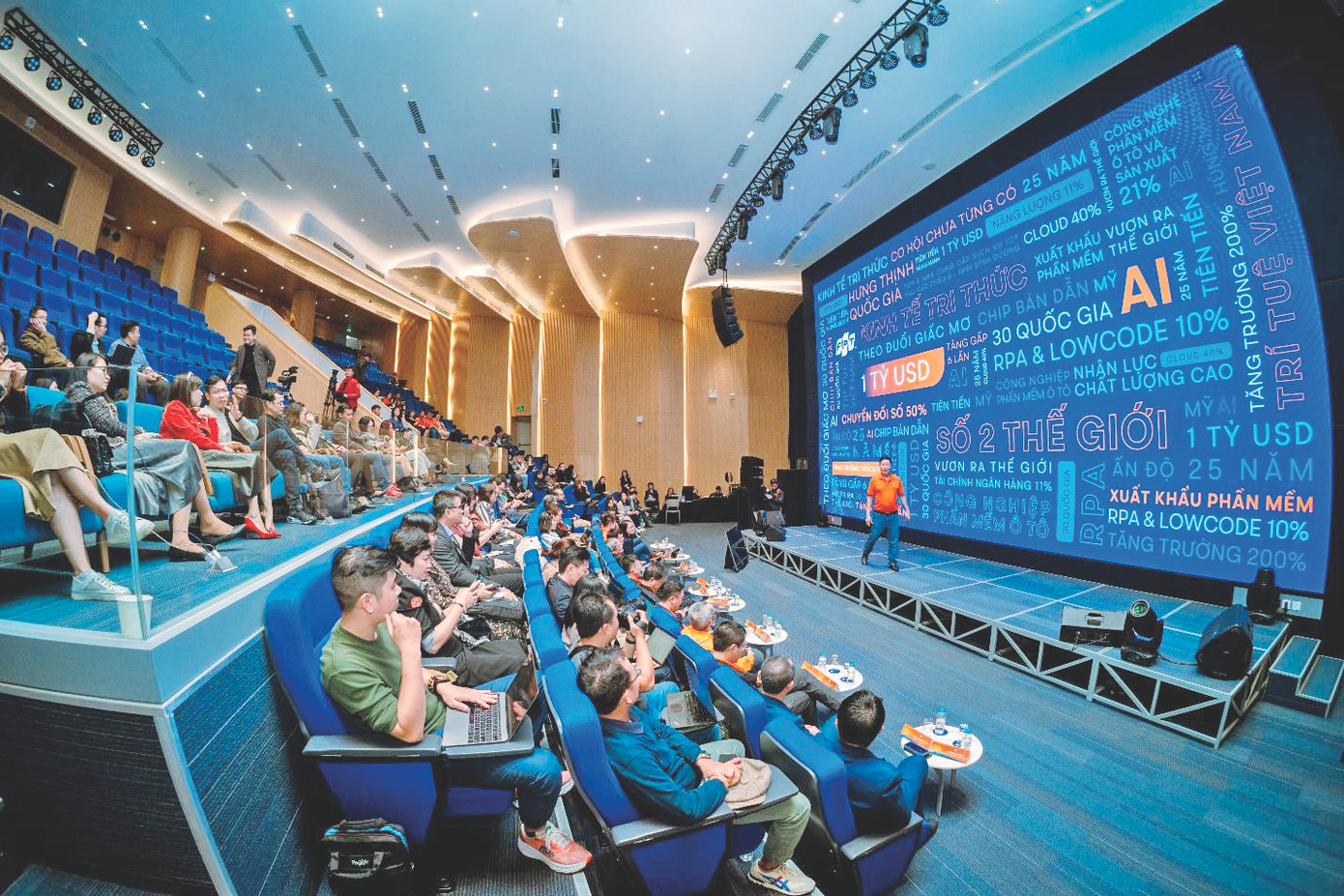 Ông Trương Gia Bình, Chủ tịch HĐQT FPT chia sẻ tại sự kiện FPT công bố đạt mốc doanh thu 1 tỷ USD dịch vụ CNTT từ thị trường nước ngoài, chính thức gia nhập câu lạc bộ doanh nghiệp dịch vụ CNTT tỷ USD của thế giới Ông Trương Gia Bình, Chủ tịch HĐQT FPT chia sẻ tại sự kiện FPT công bố đạt mốc doanh thu 1 tỷ USD dịch vụ CNTT từ thị trường nước ngoài, chính thức gia nhập câu lạc bộ doanh nghiệp dịch vụ CNTT tỷ USD của thế giới