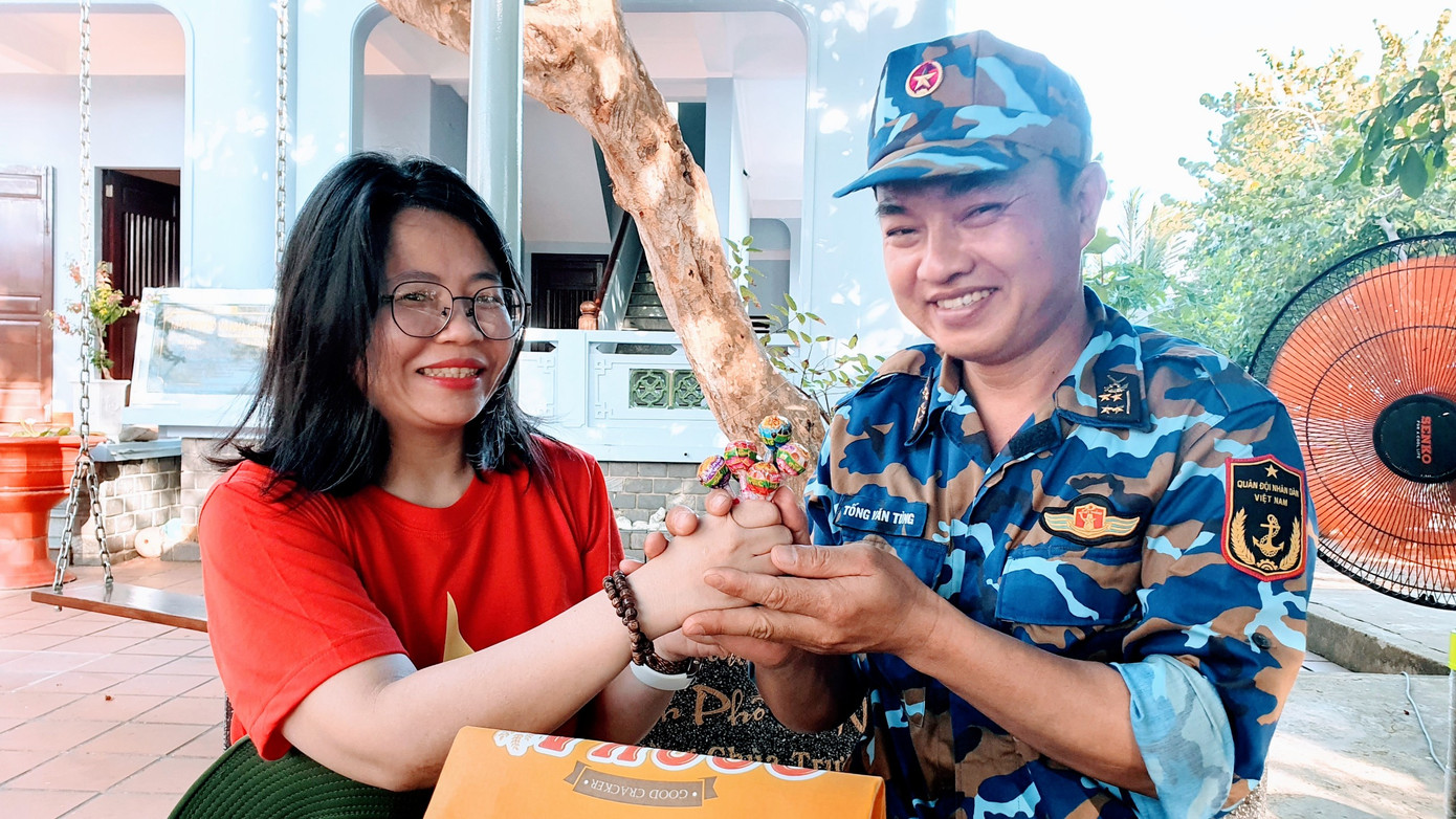 Đại úy Tống Văn Tùng và món quà của chị Trang ra thăm Trường Sa Đại úy Tống Văn Tùng và món quà của chị Trang ra thăm Trường Sa