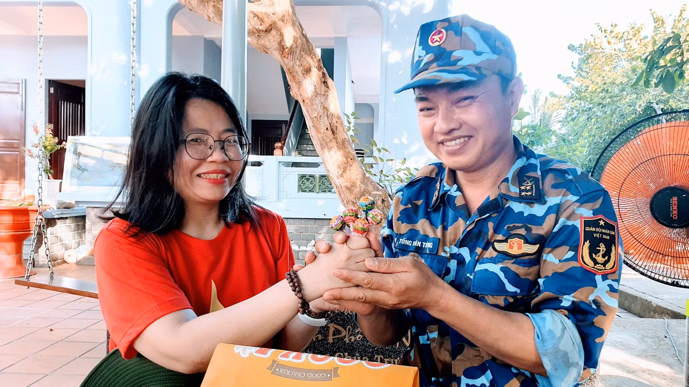 Đại úy Tống Văn Tùng và món quà của chị Trang ra thăm Trường Sa