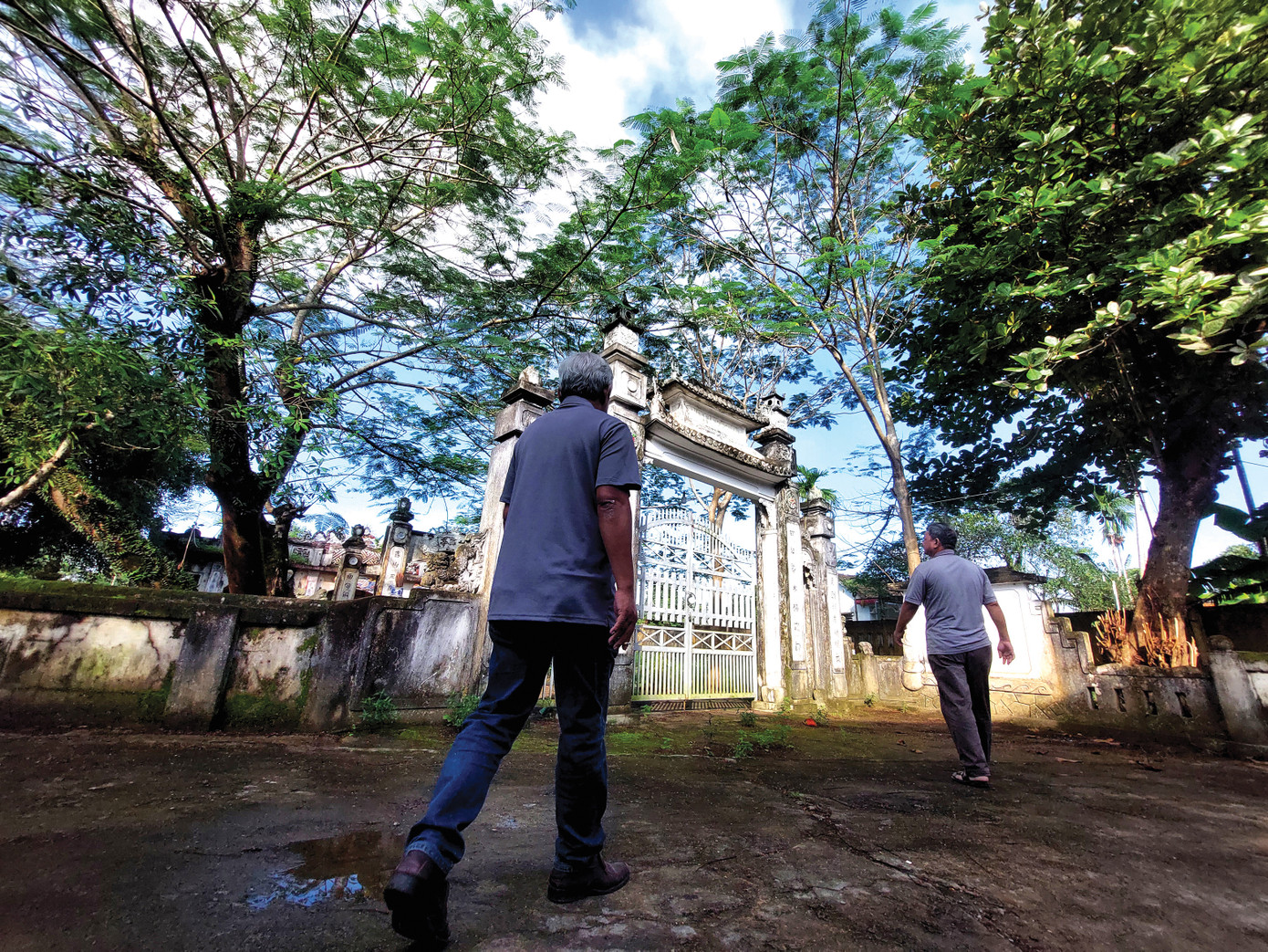 Đình làng phía sau chợ phiên Cam Lộ. Ảnh: Trần Tuấn