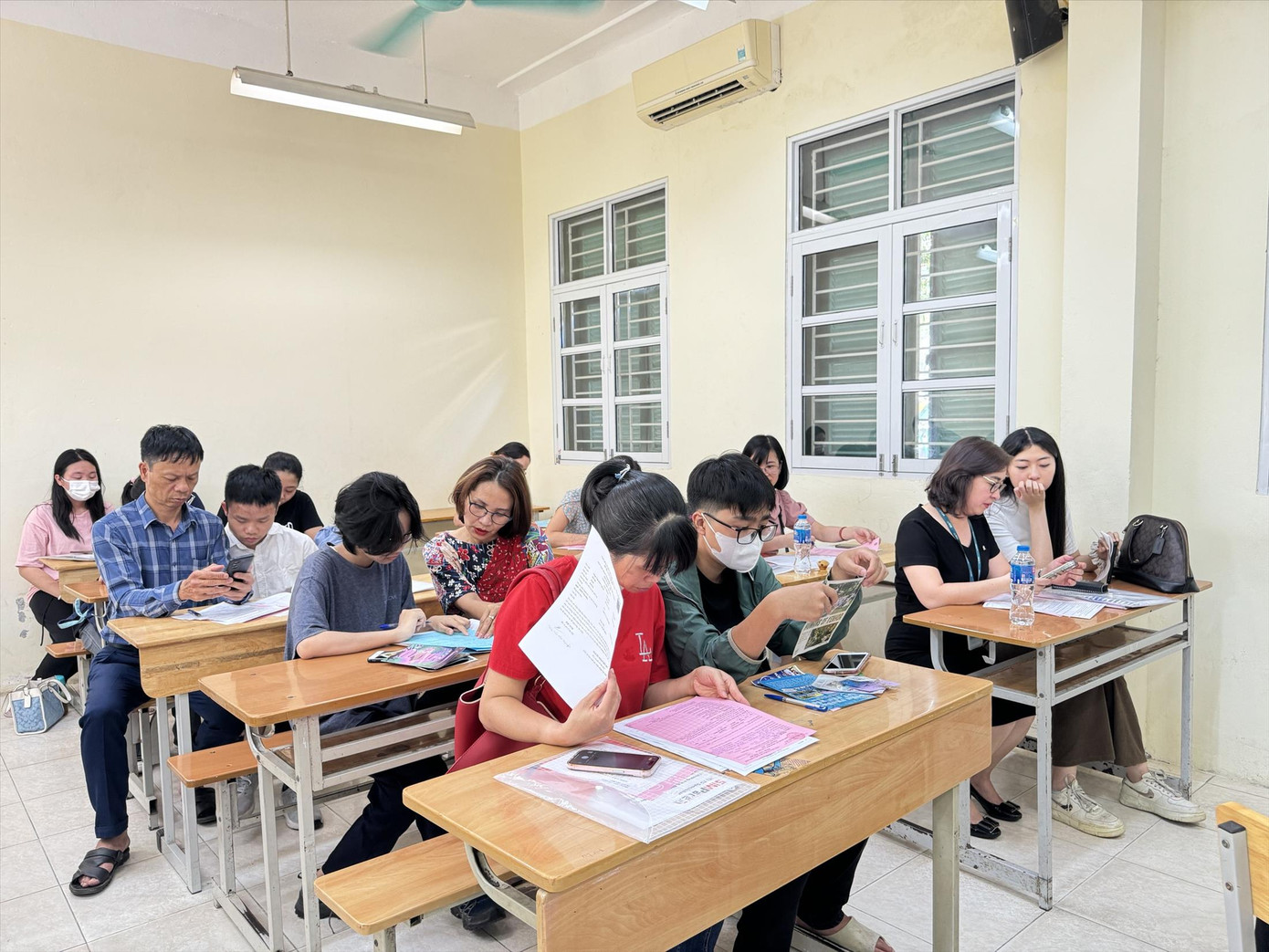 Trường THPT Yên Hòa (Hà Nội) ngày 5/7 tư vấn cho phụ huynh chọn tổ hợp môn học. Ảnh: Trọng Tài Trường THPT Yên Hòa (Hà Nội) ngày 5/7 tư vấn cho phụ huynh chọn tổ hợp môn học. Ảnh: Trọng Tài