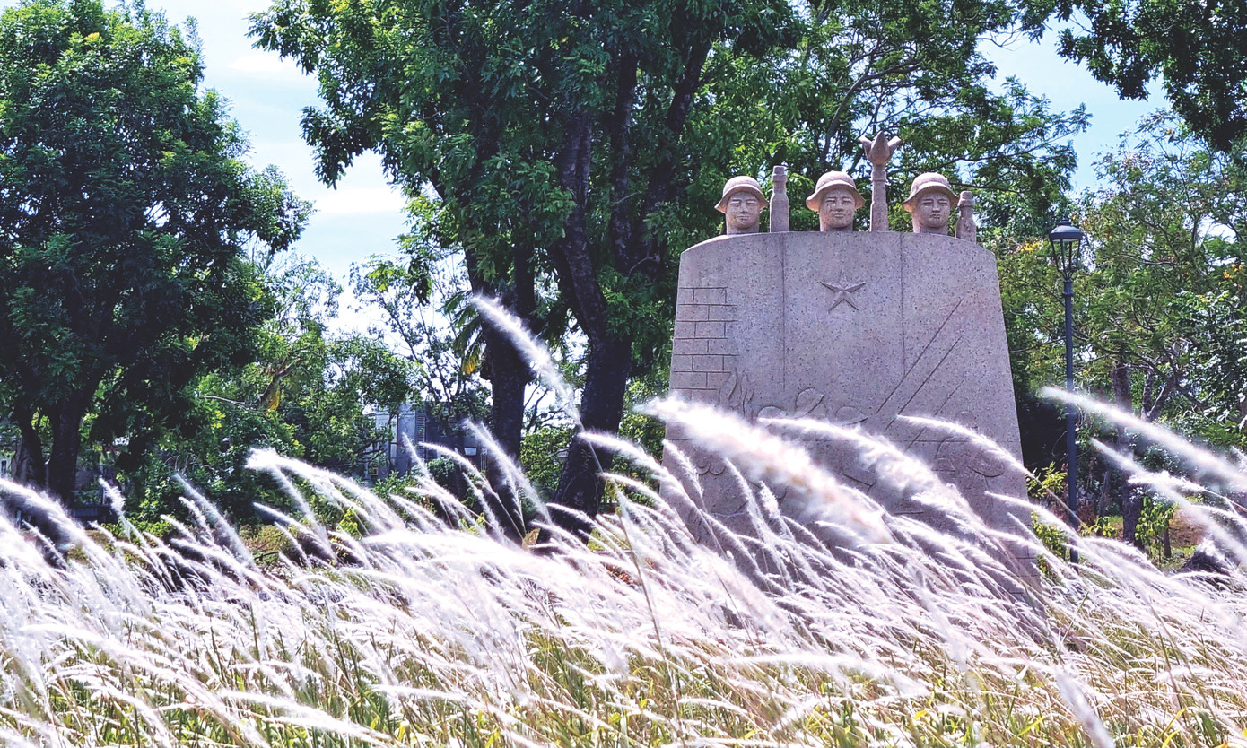 Tượng đài khu DTQGĐB Thành Cổ Quảng Trị.