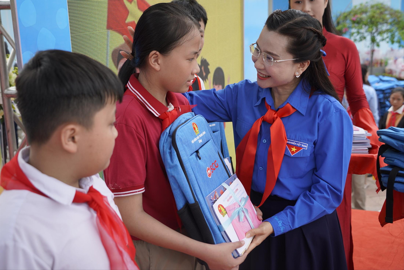 Chị Nguyễn Phạm Duy Trang – Bí thư T.Ư Đoàn, Chủ tịch Hội đồng Đội T.Ư tặng quà cho thiếu nhi có hoàn cảnh khó khăn tại Hạ Long, Quảng Ninh. ẢNH: Hoàng Dương