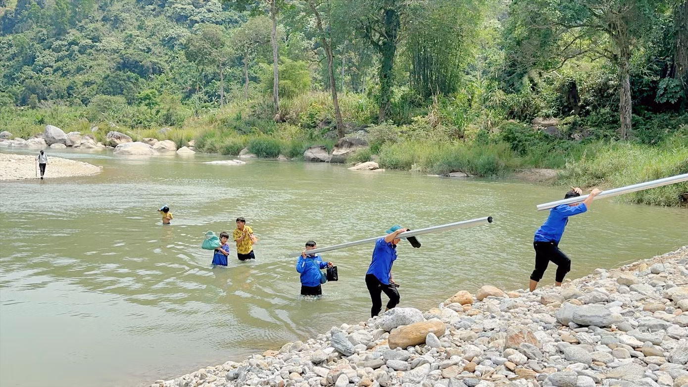 Nhóm bạn trẻ "cõng” điện lên nóc Ông Yên, xã Trà Dơn, huyện Nam Trà My (Quảng Nam)