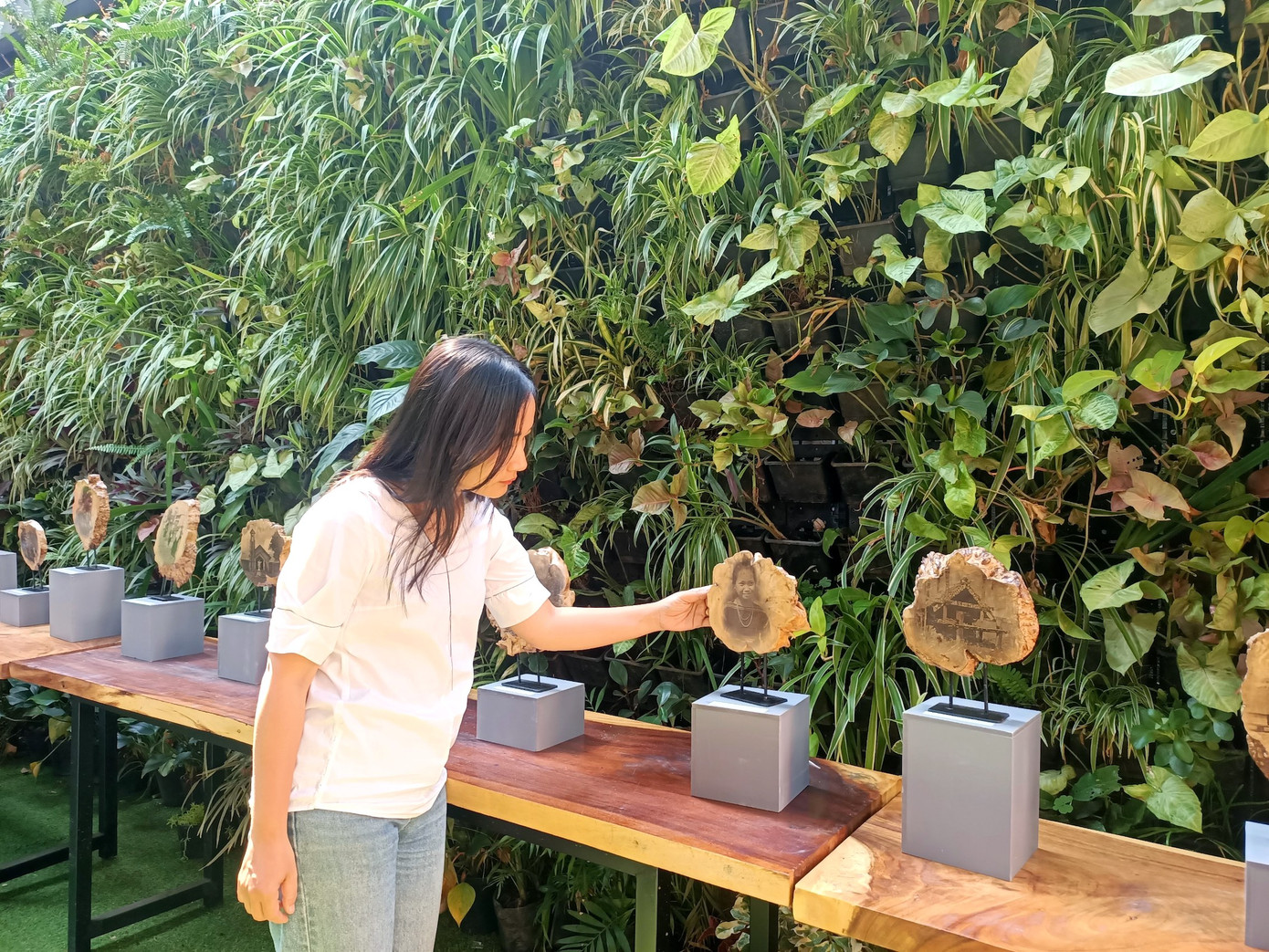 Du khách tham quan, tìm hiểu về tác phẩm ảnh Buôn Ma Thuột xưa