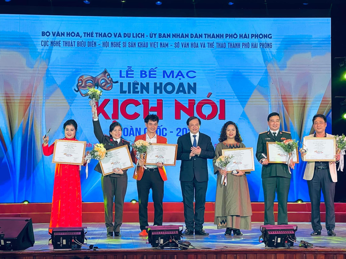 Nhà nước và các cơ quan chuyên môn chung tay bảo tồn sân khấu truyền thống thông qua các liên hoan, trại sáng tác.