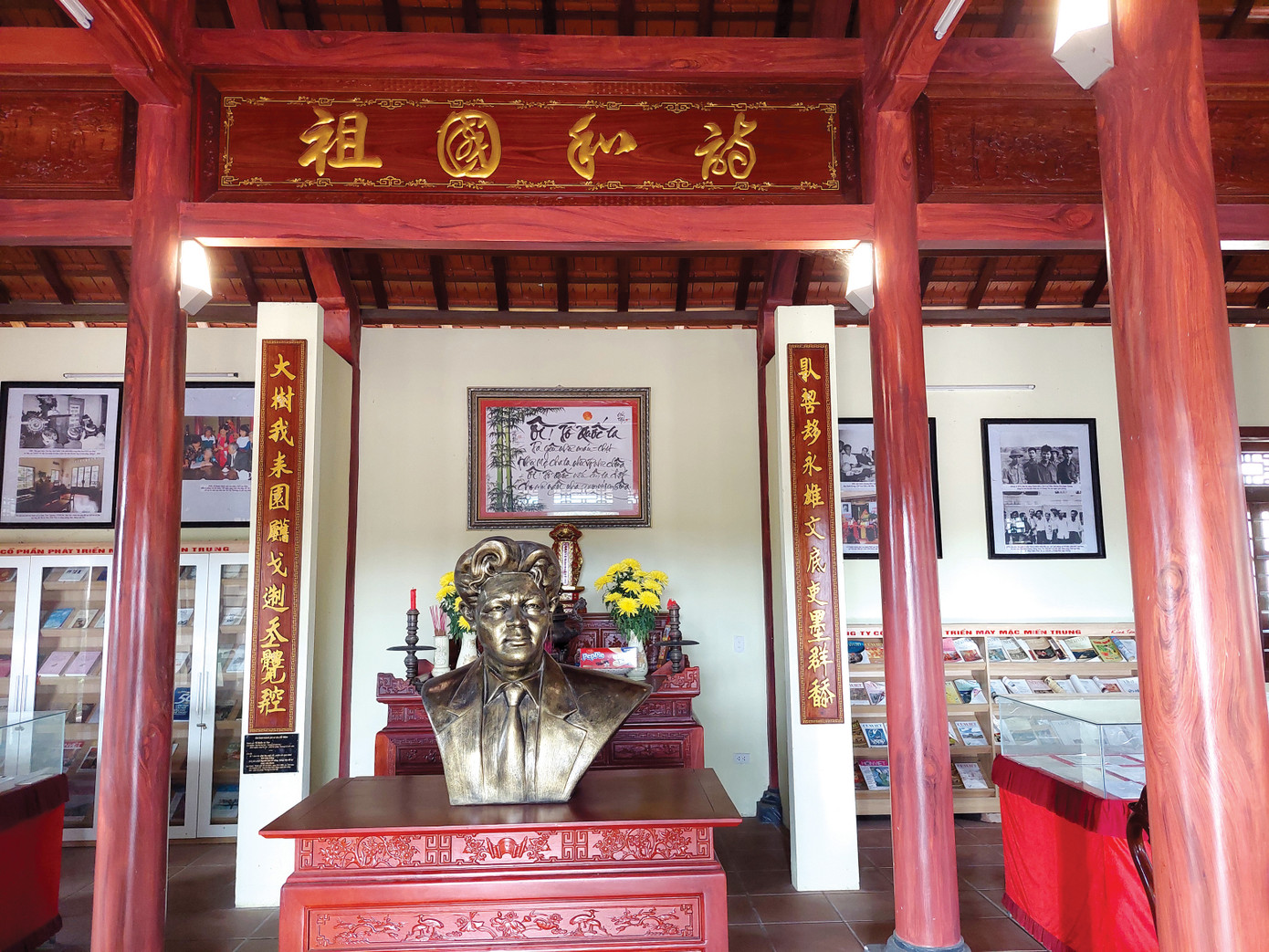 Nhà lưu niệm Chế Lan Viên, trang trọng bức hoành phi Tổ quốc và Thơ. Ảnh: Trần Tuấn