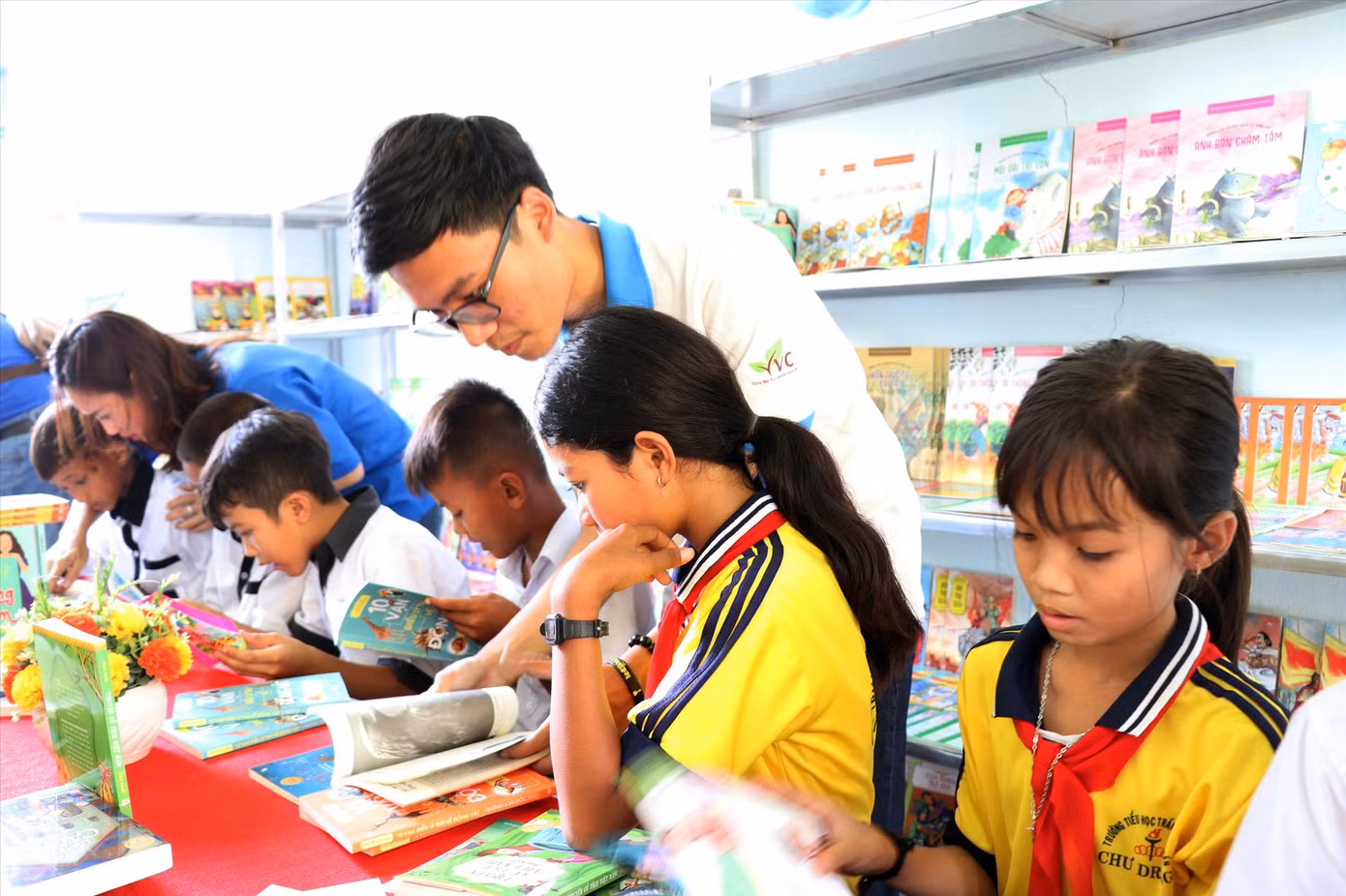 Lê Văn Phúc trong chương trình trao tặng tủ sách, thư viện đến học sinh vùng khó khăn. Ảnh: NVCC