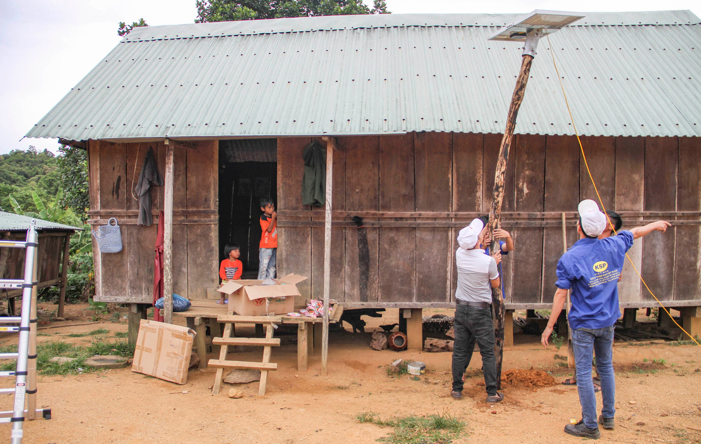 Hỗ trợ lắp điện năng lượng mặt trời cho người dân thôn O2