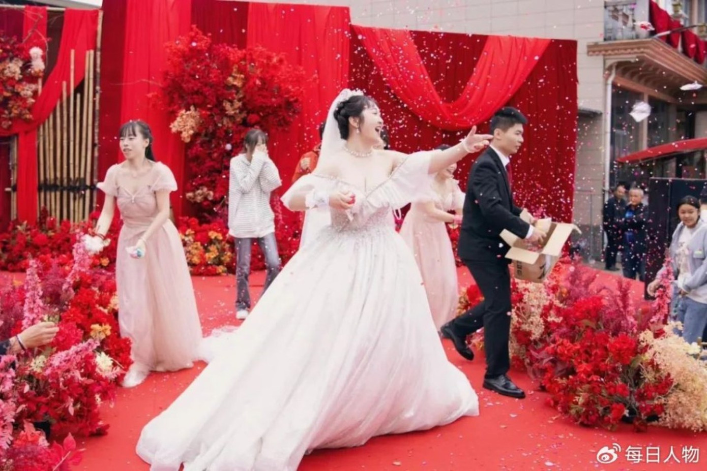 Nhiều đám cưới của các cặp tân hôn Trung Quốc đã chuyển sang dùng trà sữa thay rượu bia. Nhiều đám cưới của các cặp tân hôn Trung Quốc đã chuyển sang dùng trà sữa thay rượu bia.