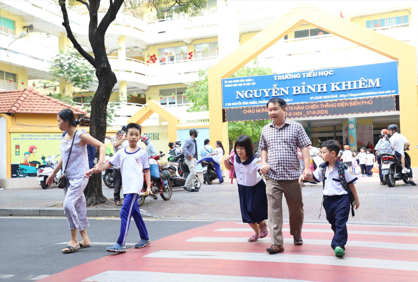 Cổng Trường Tiểu học Nguyễn Bỉnh Khiêm (quận 1, TPHCM) vắng bóng hàng rong. Ảnh: Ngô Tùng Cổng Trường Tiểu học Nguyễn Bỉnh Khiêm (quận 1, TPHCM) vắng bóng hàng rong. Ảnh: Ngô Tùng