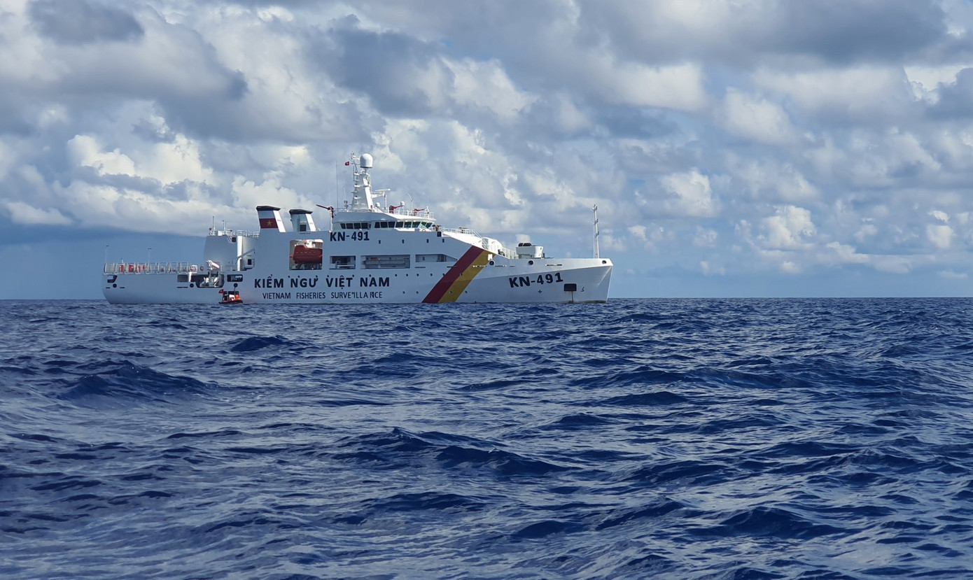 Tàu Kiểm ngư KN - 491 đưa đoàn công tác ra Trường Sa. Ảnh: Nguyễn Tuấn