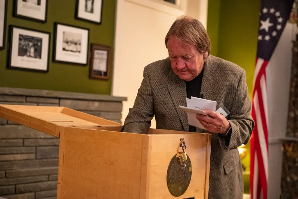 Trong ngày bầu cử tổng thống Mỹ 5/10, những lá phiếu đầu tiên được bỏ và kiểm là ở bang New Hamphire. Trong ảnh: Phiếu bầu được kiểm lúc rạng sáng 5/11 tại Balsams Grand Resort, thị trấn Dixville Notch, bang New Hampshire. Ảnh: AFP Trong ngày bầu cử tổng thống Mỹ 5/10, những lá phiếu đầu tiên được bỏ và kiểm là ở bang New Hamphire. Trong ảnh: Phiếu bầu được kiểm lúc rạng sáng 5/11 tại Balsams Grand Resort, thị trấn Dixville Notch, bang New Hampshire. Ảnh: AFP