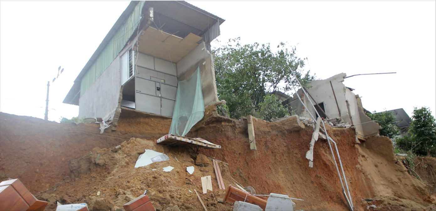 Bờ Thạch Hãn sạt lở, khiến ngôi nhà ở xã Hải Lệ, thị xã Quảng Trị đổ ụp xuống sông Bờ Thạch Hãn sạt lở, khiến ngôi nhà ở xã Hải Lệ, thị xã Quảng Trị đổ ụp xuống sông