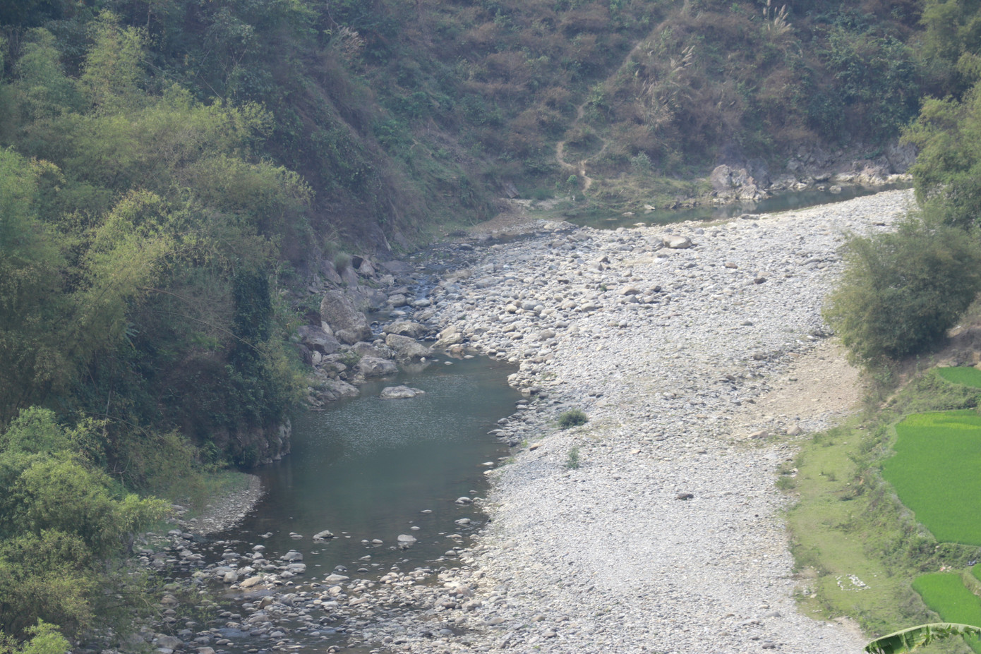 Dòng suối Thia cạn trơ đáy do thủy điện tích nước. Dòng suối Thia cạn trơ đáy do thủy điện tích nước.