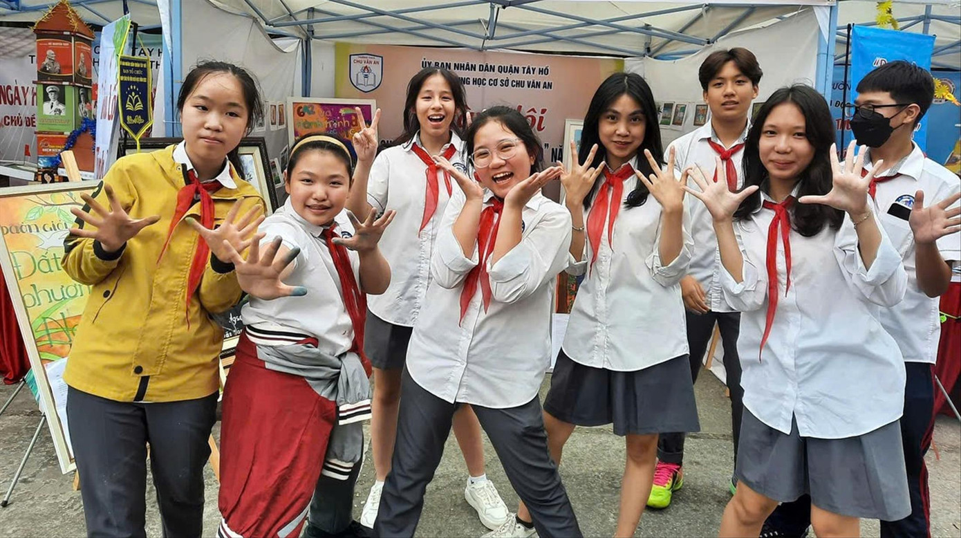 Không dùng điện thoại, giờ giải lao học sinh có nhiều thời gian dành cho bạn bè. Ảnh: NGHIÊM HUÊ Không dùng điện thoại, giờ giải lao học sinh có nhiều thời gian dành cho bạn bè. Ảnh: NGHIÊM HUÊ