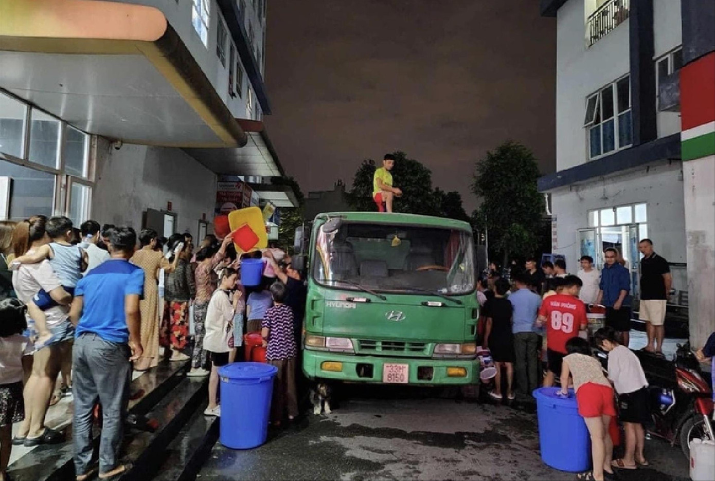 Người dân KĐT Thanh Hà phải lấy nước từ xe stec trong đợt khủng hoảng nước sạch năm 2023