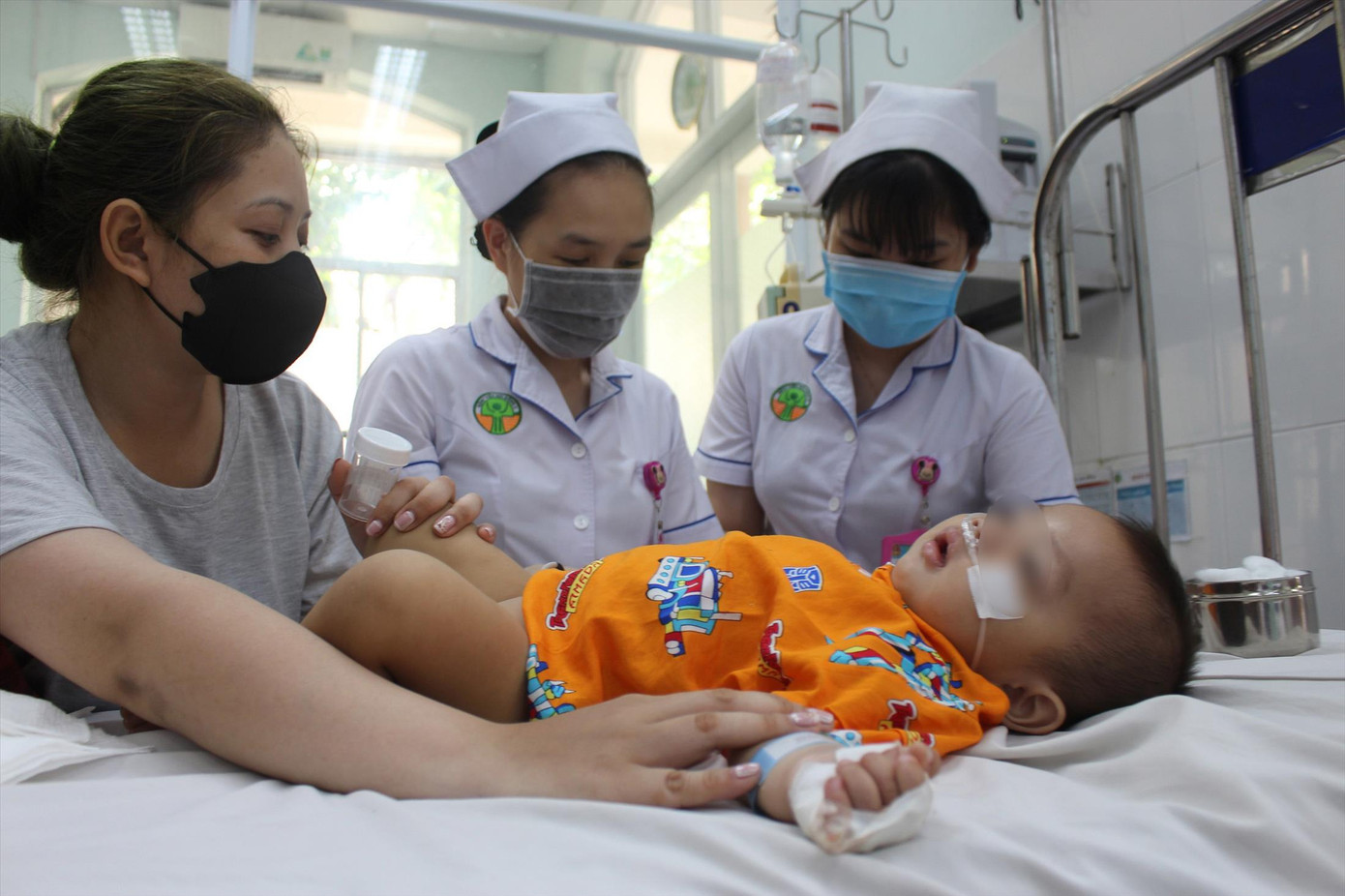 Trẻ dưới 5 tuổi là nhóm có nguy cơ mắc bệnh sởi ở mức rất cao nếu chưa được tiêm vắc xin phòng bệnh. Ảnh: Vân Sơn