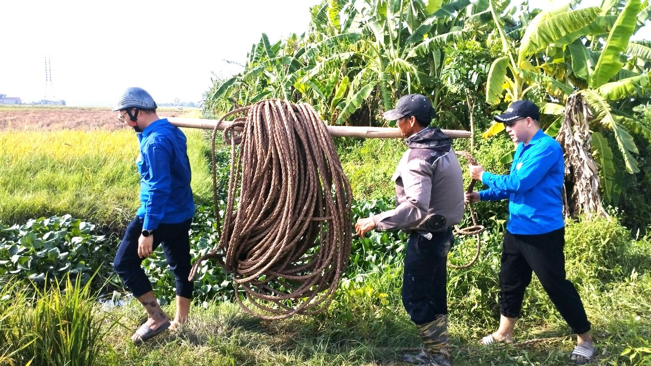 Đoàn thanh niên xã Nghĩa Lạc (Nam Định), tham gia hỗ trợ người dân di dời, chuẩn bị kéo dây điện Đoàn thanh niên xã Nghĩa Lạc (Nam Định), tham gia hỗ trợ người dân di dời, chuẩn bị kéo dây điện