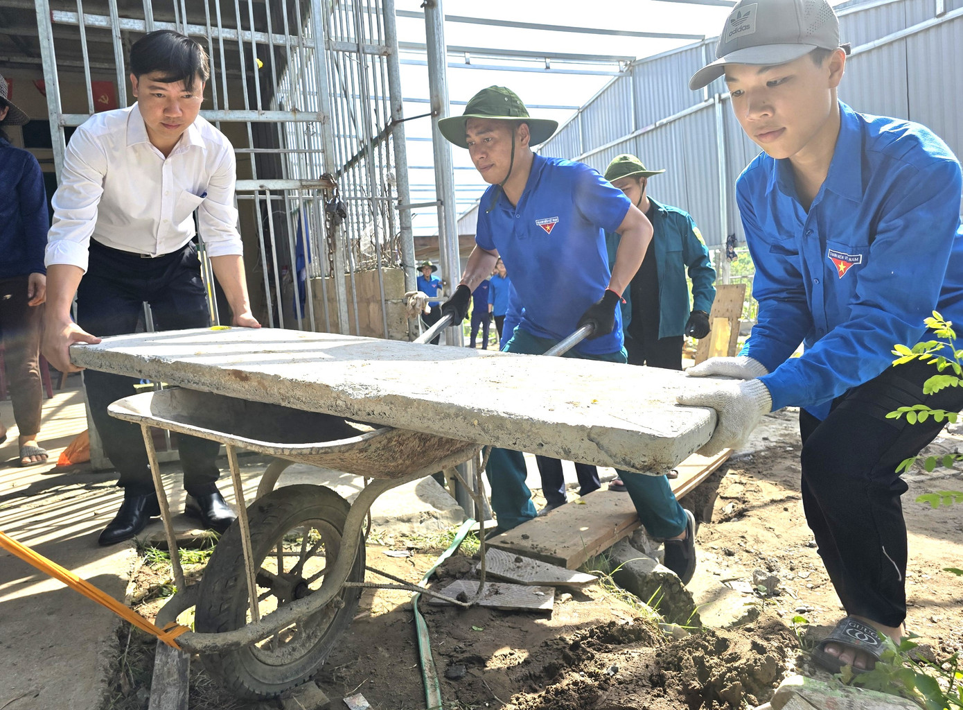 Đoàn thanh niên xã Hồng Lĩnh (Thái Bình) tham gia tháo dỡ, di dời vật dụng, giải phóng mặt bằng Đoàn thanh niên xã Hồng Lĩnh (Thái Bình) tham gia tháo dỡ, di dời vật dụng, giải phóng mặt bằng