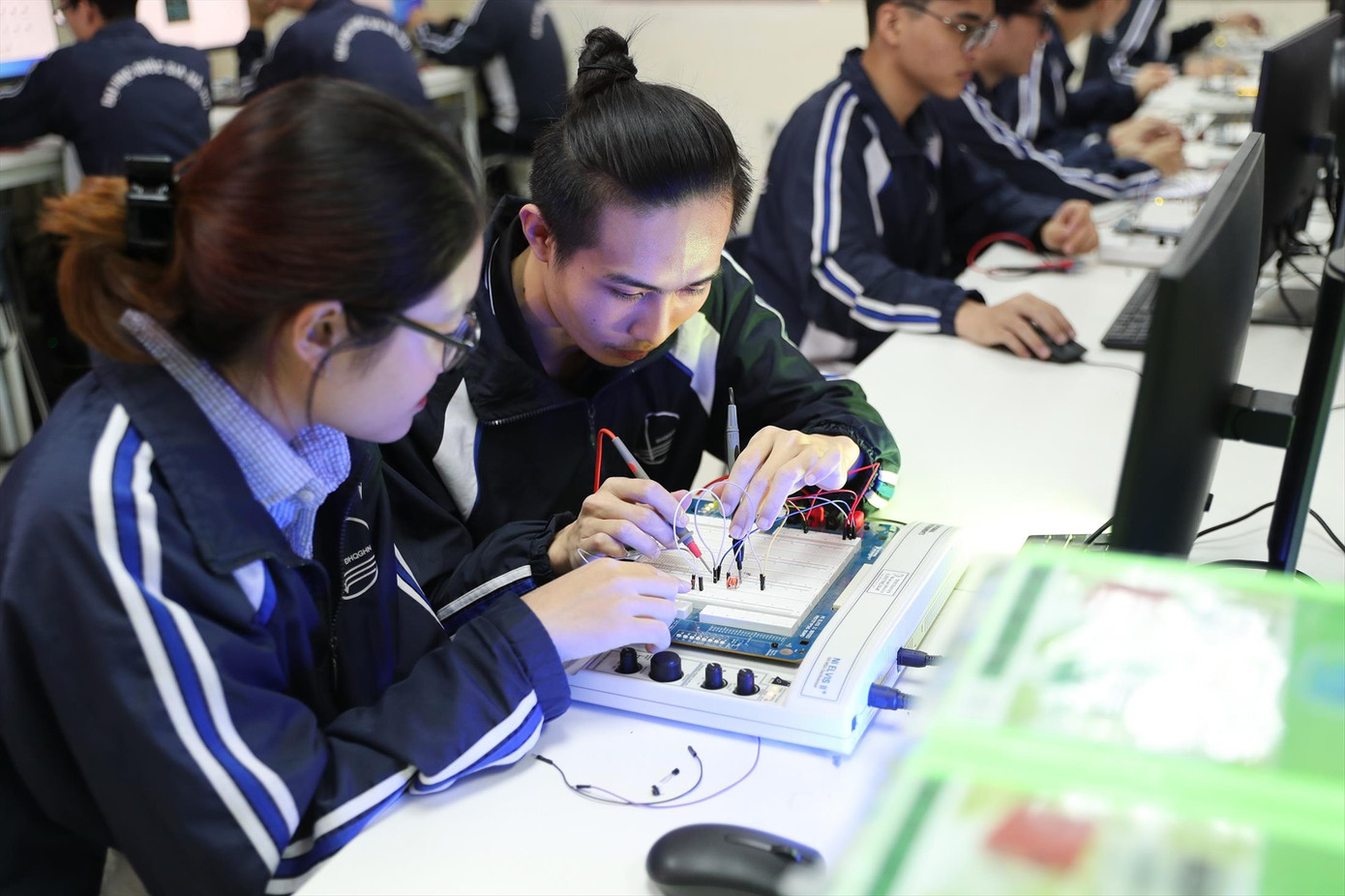 Sinh viên thực hành trong phòng thí nghiệm Điện tử Viễn thông. Ảnh: Diệp An Sinh viên thực hành trong phòng thí nghiệm Điện tử Viễn thông. Ảnh: Diệp An