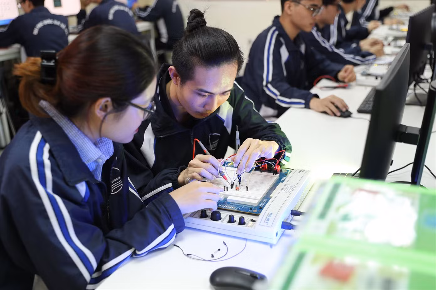 Sinh viên thực hành trong phòng thí nghiệm Điện tử Viễn thông. Ảnh: Diệp An Sinh viên thực hành trong phòng thí nghiệm Điện tử Viễn thông. Ảnh: Diệp An