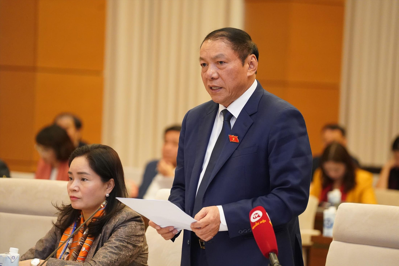 Bộ trưởng VHTT&amp;DL Nguyễn Văn Hùng tại phiên giải trình. Ảnh: Như Ý