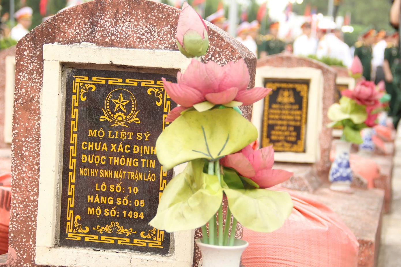 Những ngôi mộ liệt sĩ chưa biết tên tại Nghĩa trang liệt sĩ quốc tế Việt Lào (Nghệ An). Ảnh: Rạng Đông Những ngôi mộ liệt sĩ chưa biết tên tại Nghĩa trang liệt sĩ quốc tế Việt Lào (Nghệ An). Ảnh: Rạng Đông