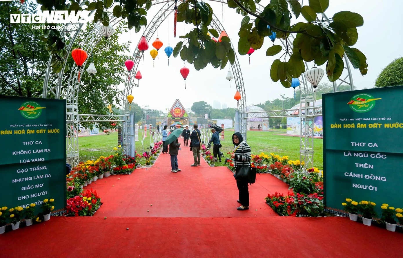 Những câu không chú thích tác giả ở Ngày Thơ Việt Nam lần thứ 22 tại Hoàng Thành Thăng Long