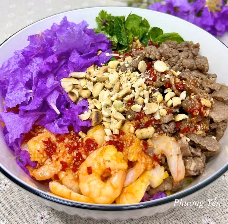 Món gỏi được làm từ hoa bằng lăng gây “sốt” trên mạng xã hội