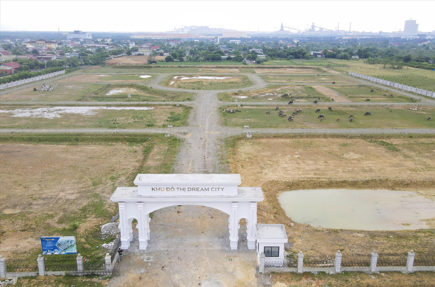 Nhiều dự án ở Khu kinh tế Vũng Áng xây dựng, bỏ hoang hoặc thành nơi chăn thả gia súc