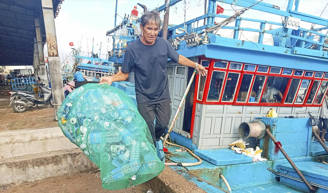 Ngư dân Bình Định mang túi rác thải nhựa từ biển vào bờ