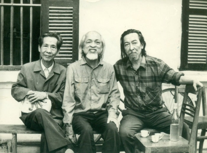 Nhà thơ Hoàng Trung Thông (ngồi giữa) cùng nhà thơ Bảo Định Giang (ngoài cùng, bên trái) và họa sĩ Mai Văn Hiến. Ảnh tư liệu