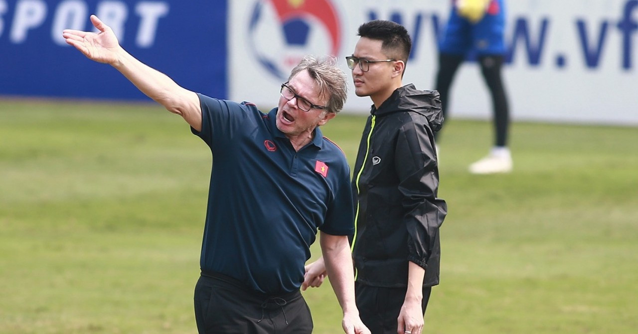 HLV Troussier và cộng sự HLV Troussier và cộng sự