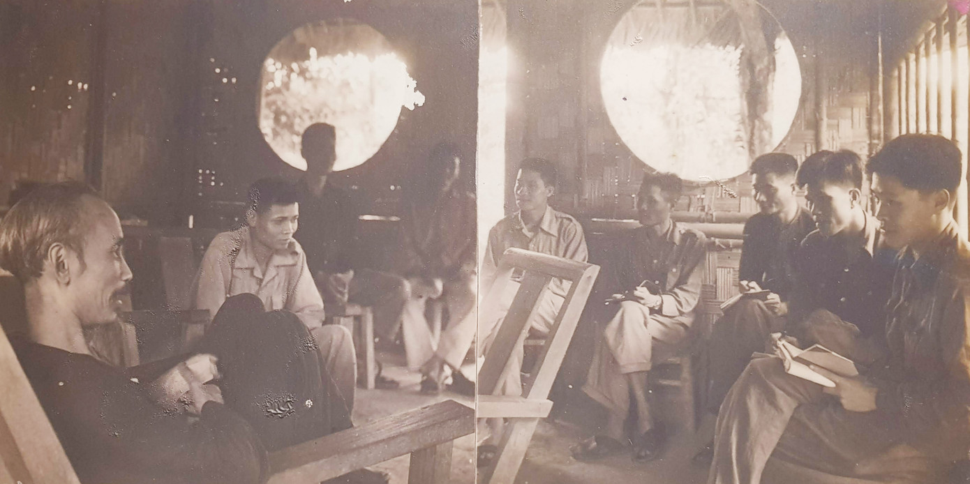 Chủ tịch Hồ Chí Minh thăm và làm việc với cán bộ, nhân viên báo Sự Thật tại Chiến khu Việt Bắc. Ảnh CHỤP LẠI TẠI BẢO TÀNG BÁO CHÍ VIỆT NAM