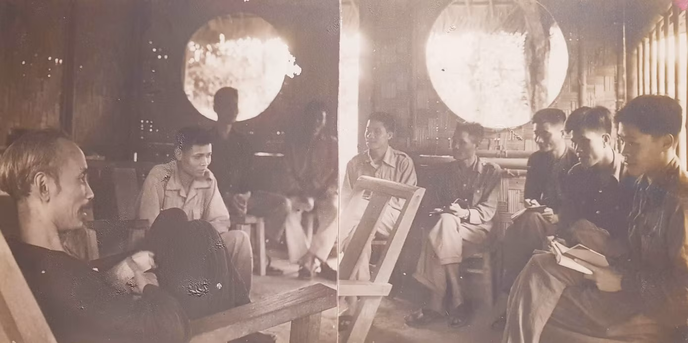Chủ tịch Hồ Chí Minh thăm và làm việc với cán bộ, nhân viên báo Sự Thật tại Chiến khu Việt Bắc. Ảnh CHỤP LẠI TẠI BẢO TÀNG BÁO CHÍ VIỆT NAM