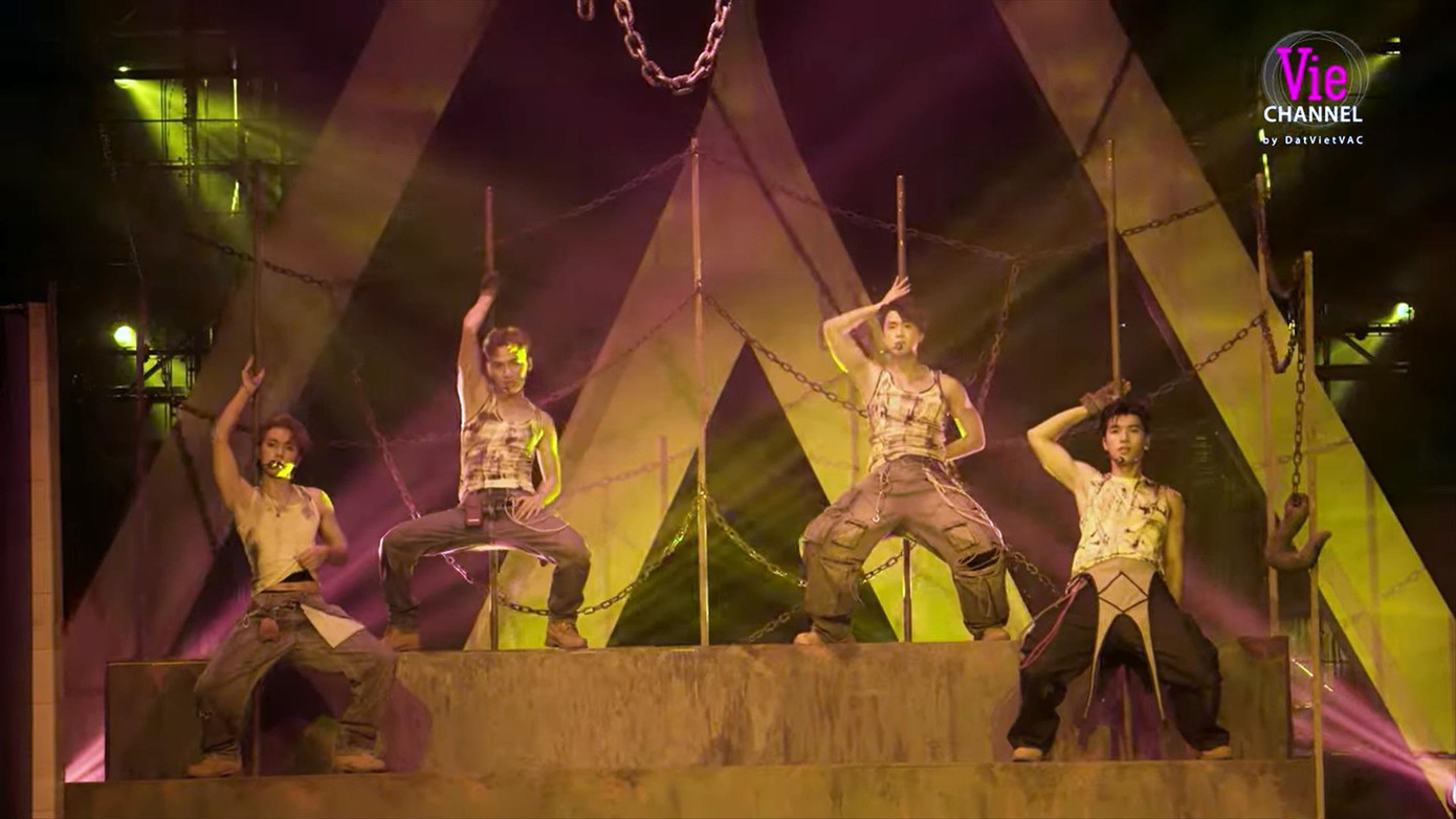 Anh trai say hi có dấu hiệu khai thác nam tính dưới góc độ gợi cảm 18+ trong chương trình phát sóng cho khán giả đại trà. Ảnh: CMH Anh trai say hi có dấu hiệu khai thác nam tính dưới góc độ gợi cảm 18+ trong chương trình phát sóng cho khán giả đại trà. Ảnh: CMH