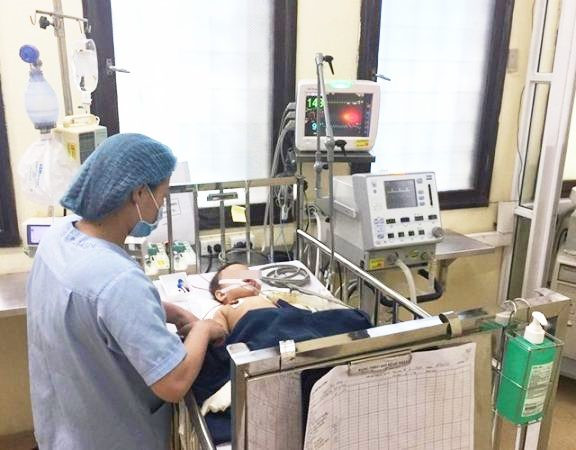 Thanh sắt đâm xuyên sọ bé gái 8 tháng tuổi ảnh 1