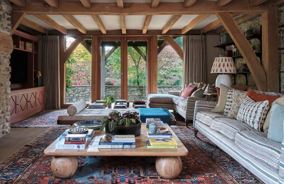 Một bên dành cho trò chuyện và thư giãn bên lò sưởi, còn bên kia là không gian xem TV cả hai khu vực tiếp khách. Điểm nhấn đặc biệt trong không gian là những tấm thảm cổ mang đến vẻ cổ điển tinh tế.