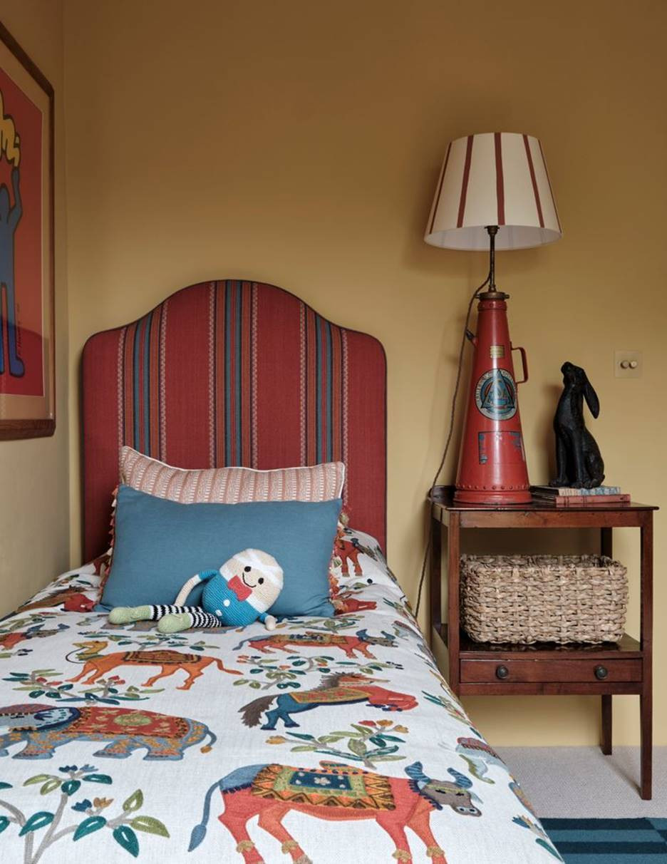 Chiếc đèn cổ độc đáo, được tái chế từ bình chữa cháy cũ tạo nên nét chấm phá đầy cá tính.