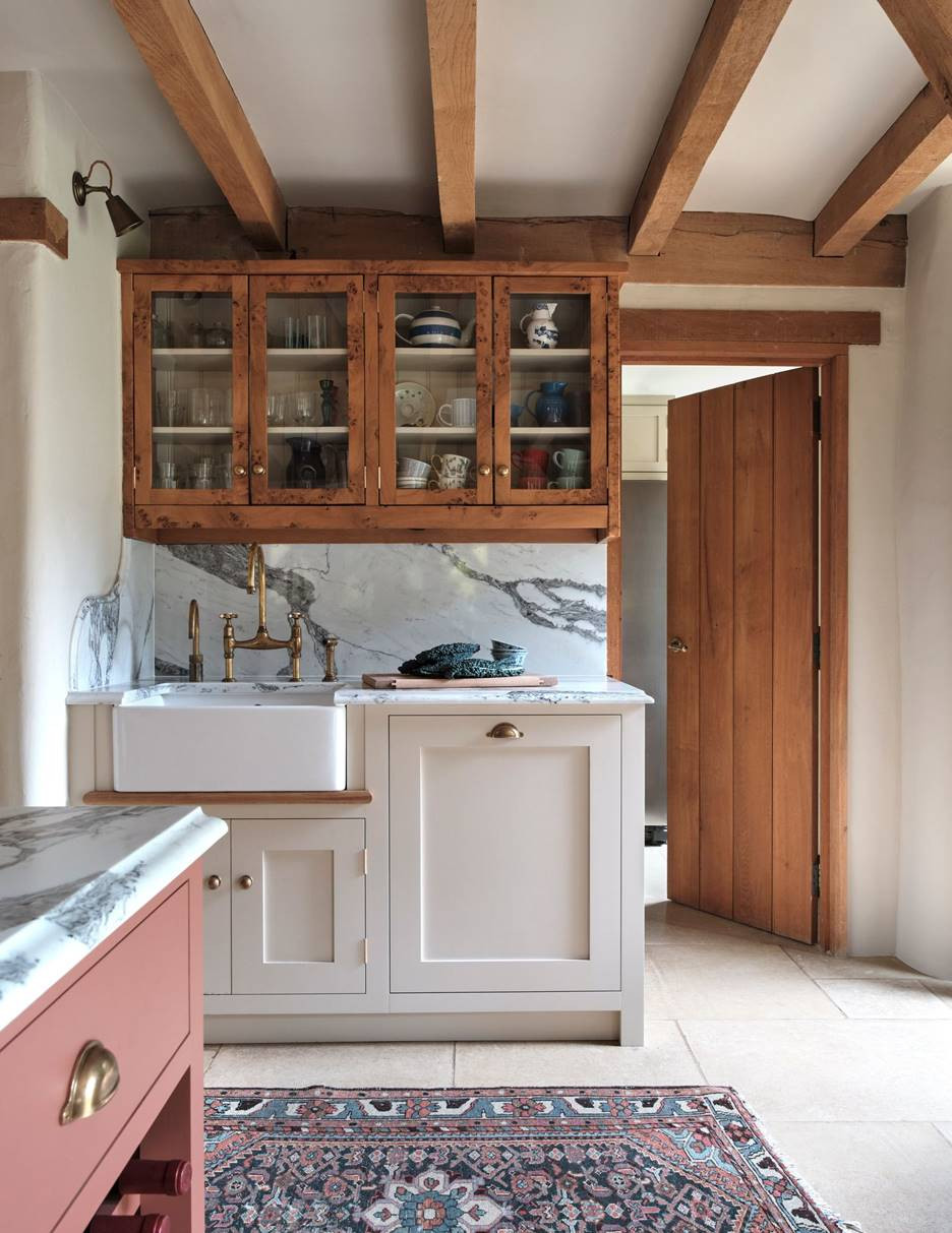 Với phong cách thiết kế đậm chất Anh truyền thống, một không gian nội thất với những món đồ cổ đã giúp tạo nên sự hài hoà tự nhiên.